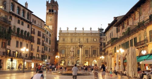 Illuminated Piazza delle Erbe - Bed Breakfast Ariel B&B - Rooms in the center of Verona