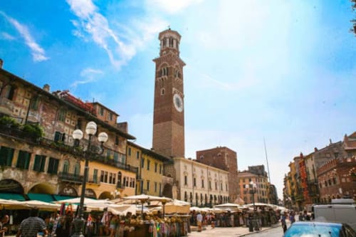 View of the Lamberti tower from Piazza delle Erbe - Bed Breakfast Ariel B&B - Rooms in Verona Center