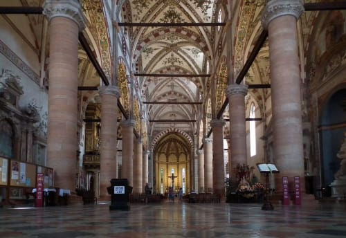 Interior of the basilica of Santa Anastasia - Bed Breakfast Ariel B&B - Rooms in Verona Center