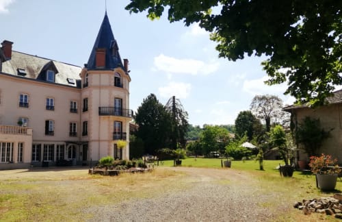 France puy de dôme auvergne Clermont Ferrand Issoire Sancy Super Besse chambres d'hôtes petits déjeuné château weekend romantique séjour gourmand maison d'hôtes charme chambre double famille au vert nature cocooning tranquillité calme confort spacieuse extérieur parking gratuit salle de réception château