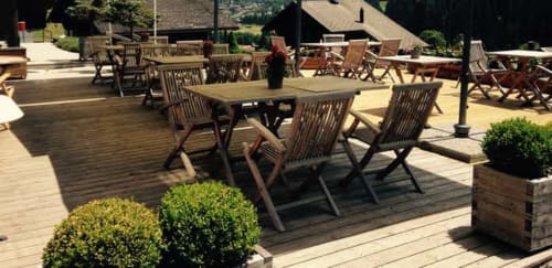 Terrasse panoramique du Historic Hotel du Pillon avec fauteuils extérieurs, vue dégagée sur les montagnes et ambiance alpine paisible.
