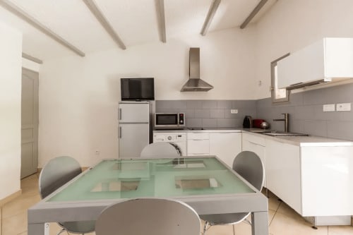 cuisine et table à manger - la Beloutiere