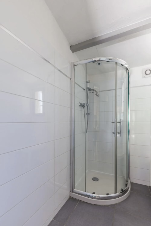douche spacieuse - la Beloutiere
