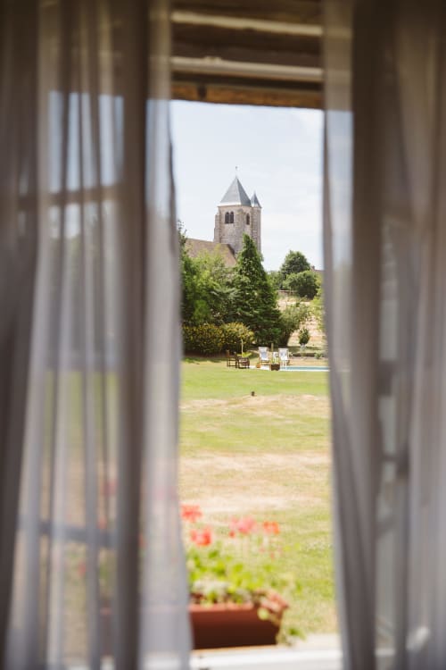 vue sur piscine - chambre à louer près de chartres