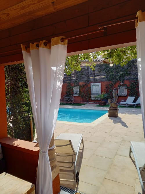 piscine exterieure privée - vacances dans le sud - proche marseille - couleurs du sud