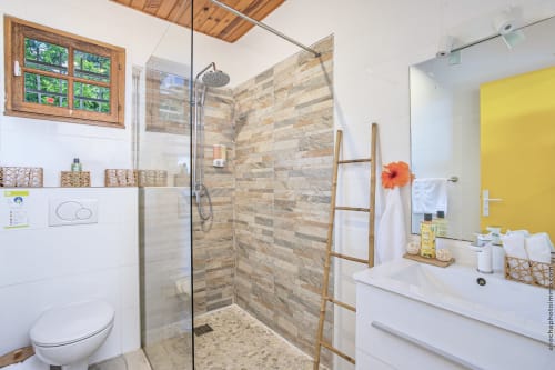 Salle de bain toute équipée avec sa douche à l'italienne suite & spa Creole Bay