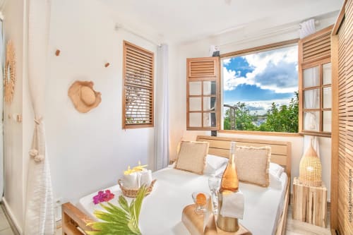 Chambre de la suite avec vue sur la mer, Fort-de-France. 