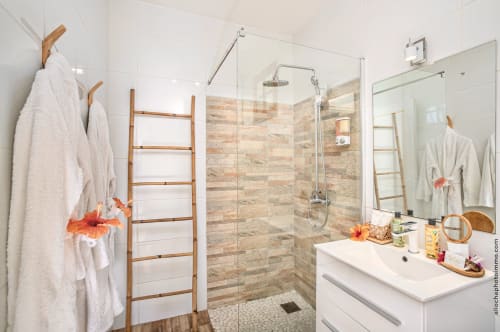 Salle de bain avec douche à l'italienne Suite & Spa Martinique