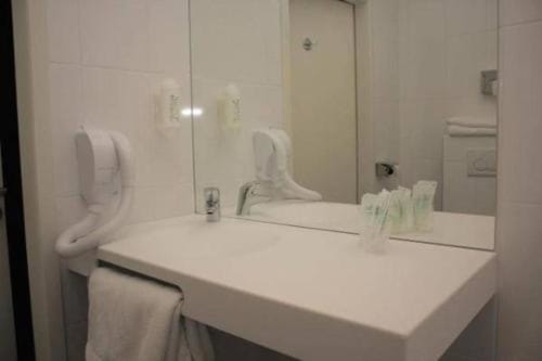 salle de bain chambre triple - hotel des tonneliers