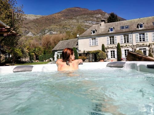 jacuzzi extérieur avec vue sur les montagnes du Hautacam, Le Pibeste et la vallée de Gavarnie