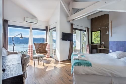 Chambre deux personnes avec balcon et vue sur le Lac. Veyrier-du-Lac