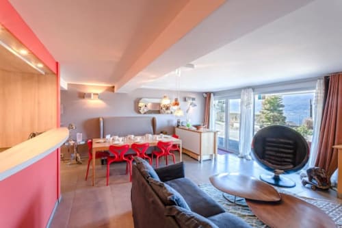 Grand salon tout équipé avec vue sur le lac d'Annecy