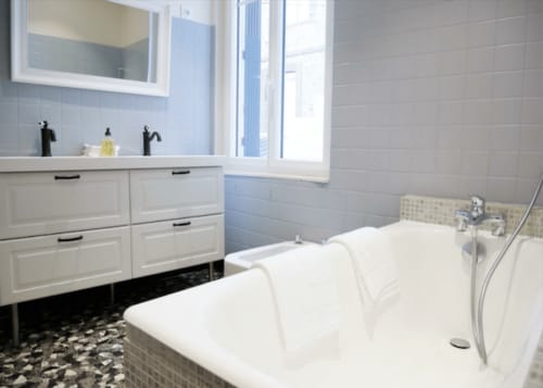 Bright bathroom - La Famiglia