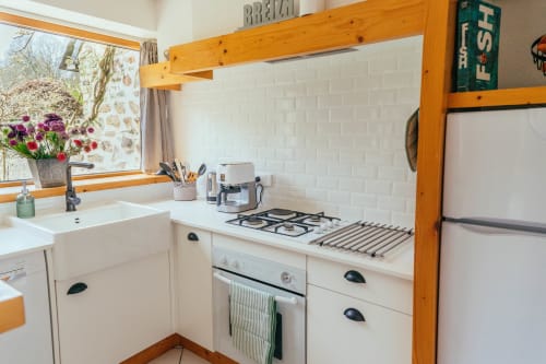 Cuisine équipée - Gîtes du Bulz, 3 maisons de vacances entre la Baie de Morlaix et les monts d’Arrée (Bretagne)