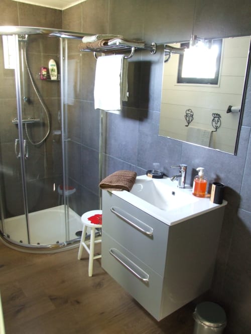 salle de bain et douche - chambre d'hôtes peronne