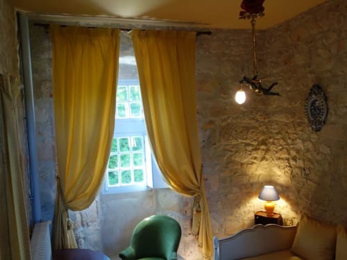 Logez dans une chambre d'hôtes exceptionnelle à proximité de Périgueux. la fenêtre ouest du salon privé donne sur le parc.