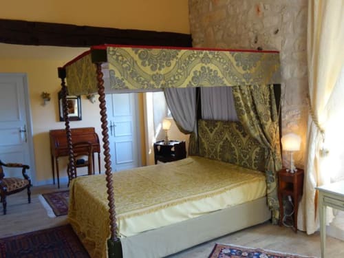 Château l'Evêque en Périgord. La Suite Saint-Vincent dans laquelle dormirent des Célébrités. Lit à baldaquin 160cm de large.