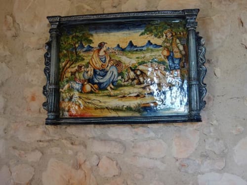 La magie de la Toscane s'invite ici dans la Suite Saint Vincent de Château l'Evêque avec cette grande plaque en terre cuite vernissée .