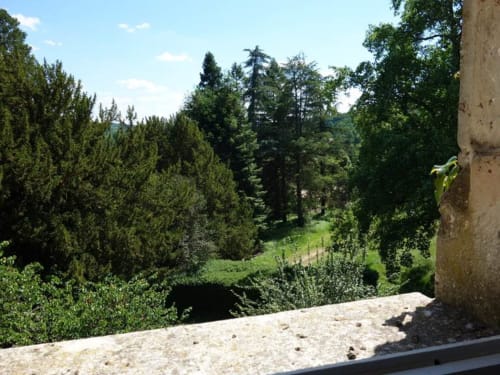 Château l'Evêque en Périgord, une vue sur le parc, côté sud, de la Suite Saint-Vincent.
