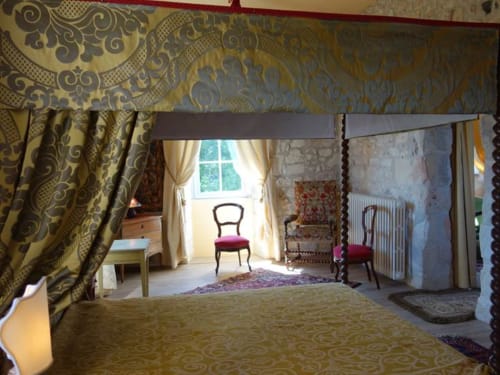 Logez dans la suite Saint-Vincent à  Château l'Evêque en Périgord, un lieu de Mille ans d'Histoire.