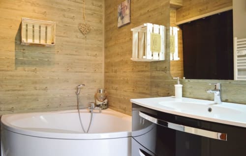 salle de bain et baignoire - gite caumont