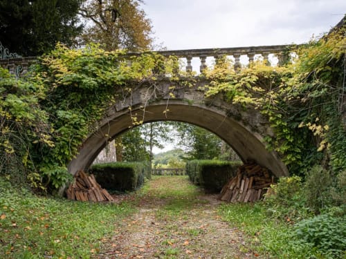 Château l'Evêque - le pont (XVIIe siècle) enjambe un ancien saut de loup entre la mote féodale et le jardin.