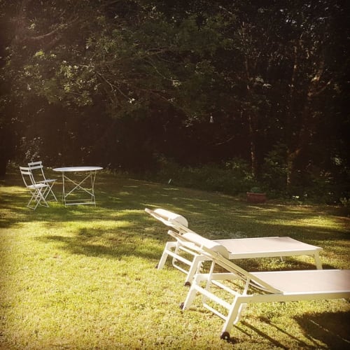 Private sun loungers and garden furniture of the charming **** cottage, La Loge du Grand Cèdre, Charente-Maritime