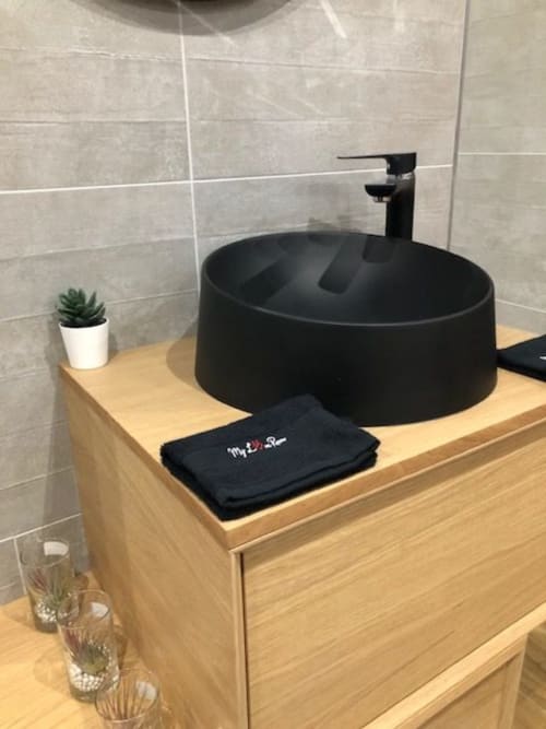 Salle de bain chambre deux personnes réservation pour une nuit à Lens. 