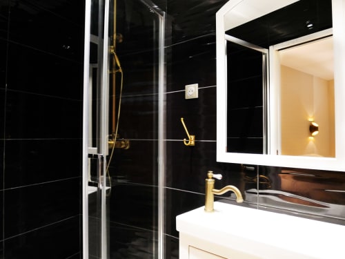 Dark and modern bathroom - La Famiglia