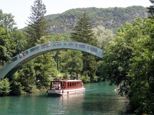 Bateau électrique sur le canal de Savière - le clos des platanes
