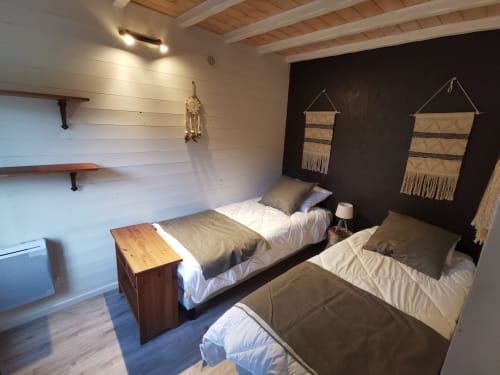 Le gîte de groupe propose 2 chambres twin dont celle-ci avec une décoration différente pour chaque chambre pour votre séjour auvergnat en famille.