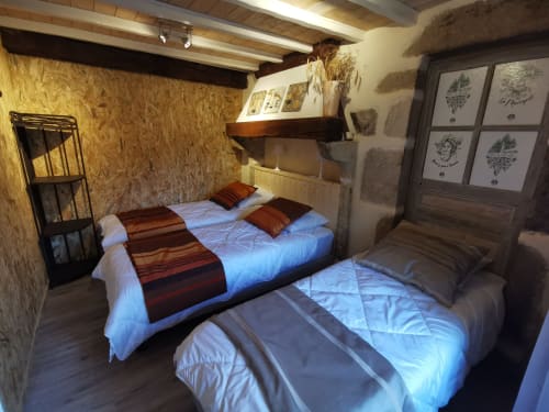 Chambre triple dans le gîte de groupe dans un style très cosy qui respecte l’âme de cet ancien moulin. Un patrimoine auvergnat bien gardé pour votre plaisir lors de vos réunions de famille.