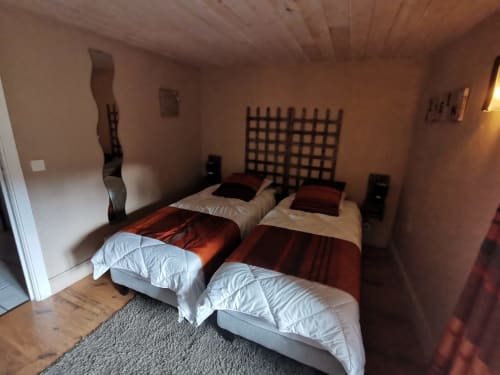 Chambre twin dans le gîte de groupe avec une literie de qualité hôtelière pour le confort de nos vacanciers lors de leur séjour en auvergne.