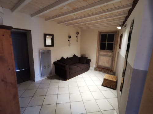 Coin salon dans le gîte de groupe au coeur de l’Auvergne pour des moments de convivialité.