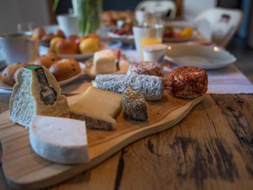 fromage et petit dejeuner - chambre d'hôte la demalerie