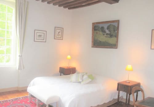 lit king size - Château les Cèdres b&b chambres d'hôtes piscine chauffée spa sauna billard