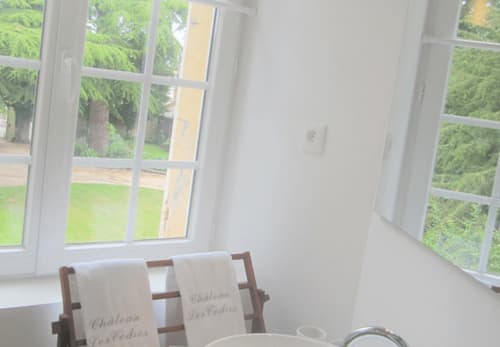 chambre avec vue sur jardin - Château les Cèdres salon b&b chambres d'hôtes piscine chauffée spa sauna billard bayeux