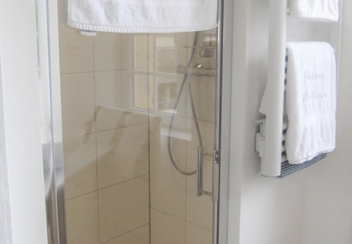 douche spacieuse- Château les Cèdres