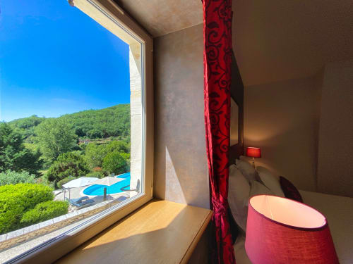 Domaine des Pierres Blanches Chambre Roque Gageac avec vue piscine chauffée