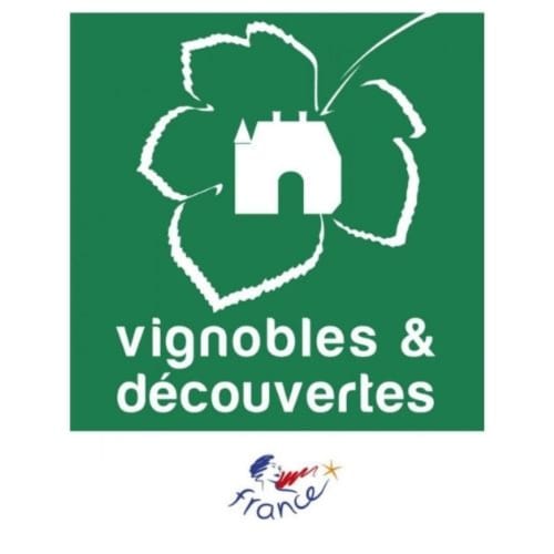 Le label Vignobles & Découvertes est attribué pour une durée de 3 ans par Atout France, après recommandation du Conseil Supérieur de l’Œnotourisme, à une destination à vocation touristique et viticole proposant une offre de produits touristiques multiples et complémentaires (hébergement, restauration, visite de cave et dégustation, musée, événement,…) et permettant au client de faciliter l’organisation de son séjour et de l’orienter sur des prestations qualifiées.