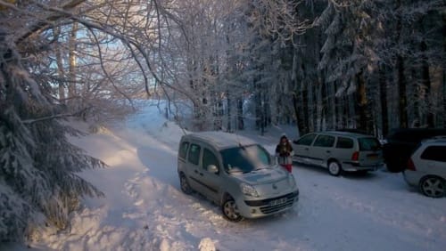 Le stationnement hivernal à la yourte Un Autre Monde