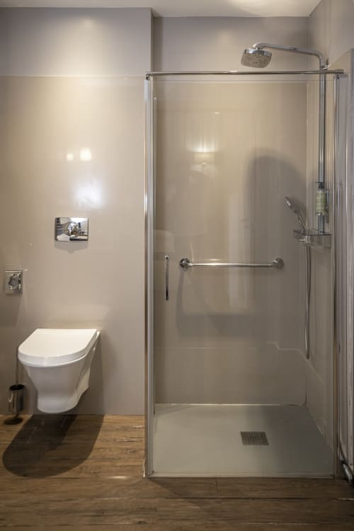 douche chambre supérieure pmr