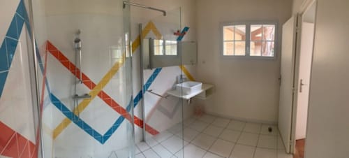 Salle de bain avec douche à l'italienne, chambre Clairette La soulenque Luxury B&B, Vignobles du Languedoc