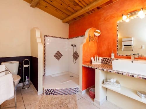 salle de bain colorée - location sud France  - La Ribeyrette 