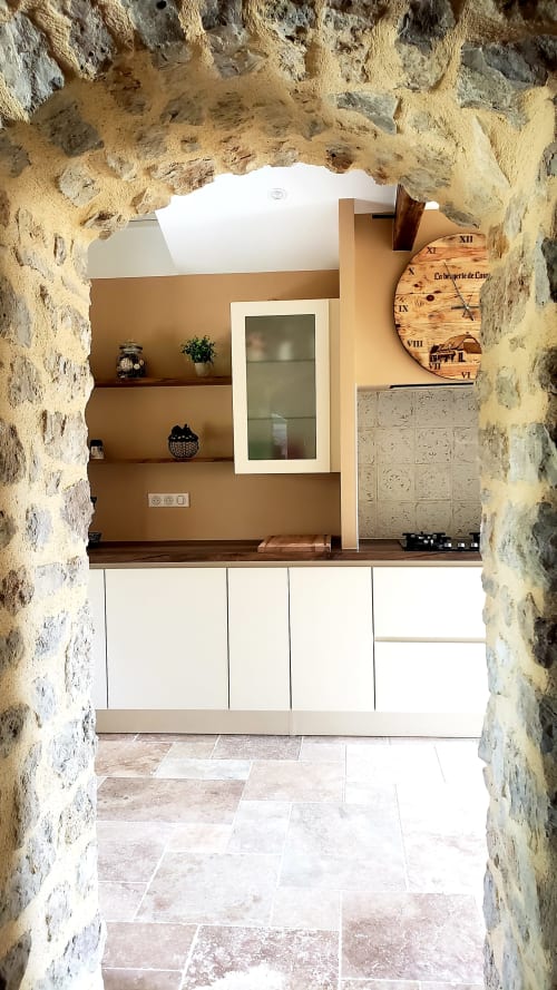 vue cuisine avec mur en pierre