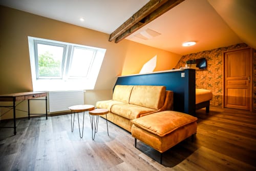 Suite Le Pibeste avec son espace salon ou vous pourrez profiter de tout le confort de notre belle villa et de son spa équipé d'un jacuzzi, d'un sauna, d'une salle de massage et d'une piscine chauffée avec vue sur nos montagnes des Pyrénées