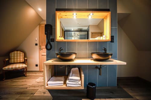 salle de bain tout confort de notre suite "Le Pibeste" avec douche à l'italienne, séche cheveux, peignoir afin de vous rendre à notre spa pour une détente et un ressourcement garantis.