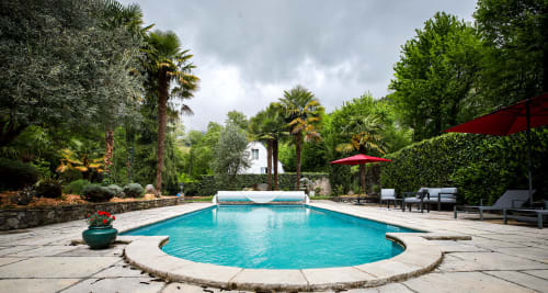 Piscine chauffée avec transats et parasols,  terrain de pétanque, spa vous apporteront tout le bien être nécessaire  d'un week-end de détente et de repos
