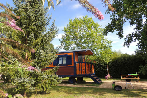 Logement roulotte gîte au calme dans un grand parc paysager en Maine et Loire | Domaine de Meigné