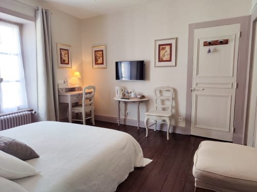 Vue de la chambre depuis l’entrée: bureau, tableau de courtoisie, penderie